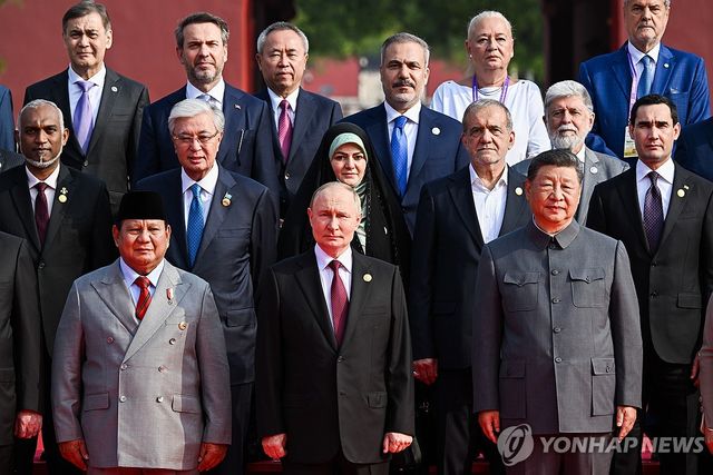 3일 기념사진 찍은 프라보워 대통령(앞줄 왼쪽)과 시진핑 국가주석