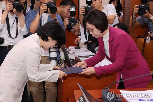 선서문 제출하는 원민경 여가부 장관 후보자