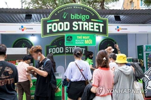 (서울=연합뉴스) '한·베 비즈니스 위크'에 참여한 CJ 푸드부스 '비비고 푸드스트리트' 모습. [KOTRA 제공. 재판매 및 DB 금지]