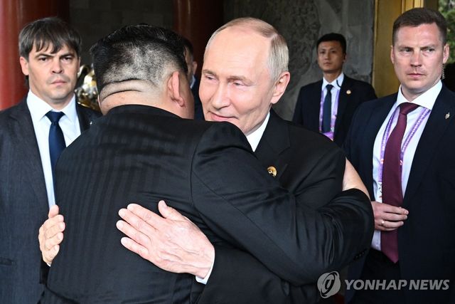 회담 마치고 포옹하며 인사하는 푸틴과 김정은