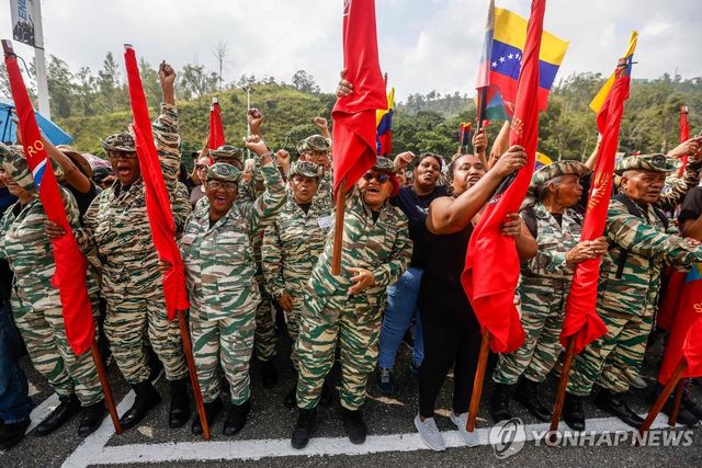 3일(현지시간) 결의 다지는 베네수엘라 민병대원
