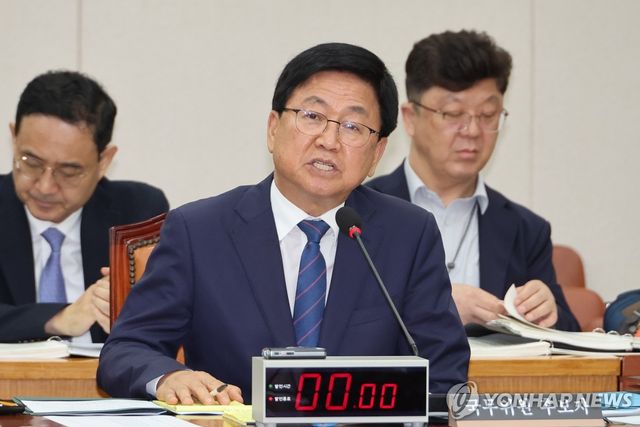 답변하는 최교진 교육부 장관 후보자