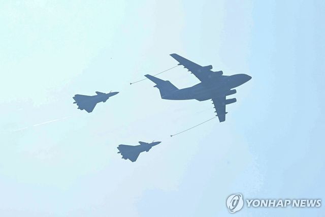 중국 전승절 80주년 열병식에 등장한 Y-20 수송기와 J-20 스텔스 전투기