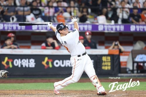 역전 3점 홈런 터뜨리는 한화의 노시환