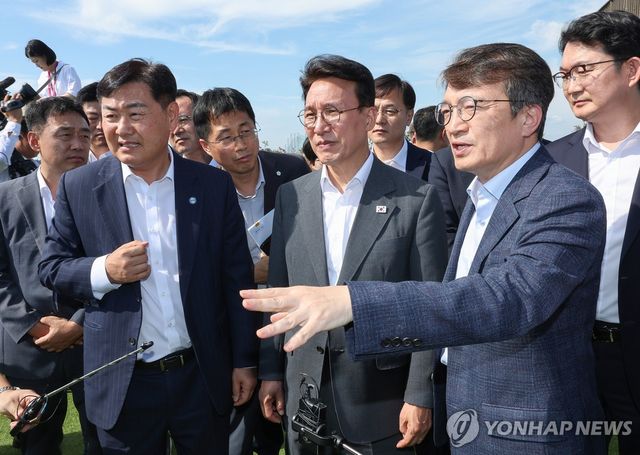 새만금 육상태양광단지 방문한 김민석 총리