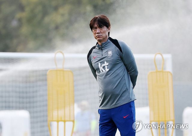 훈련장 살피는 홍명보 감독