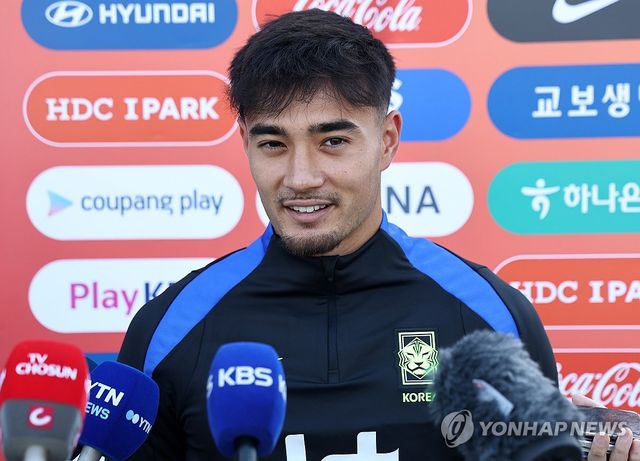 인터뷰하는 옌스 카스트로프