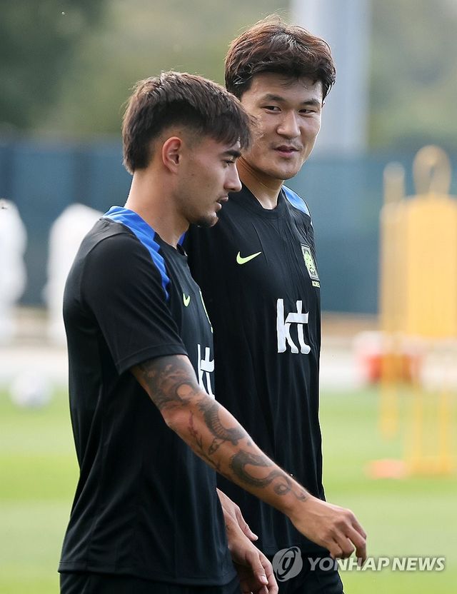 대화나누는 김민재-옌스 카스트로프