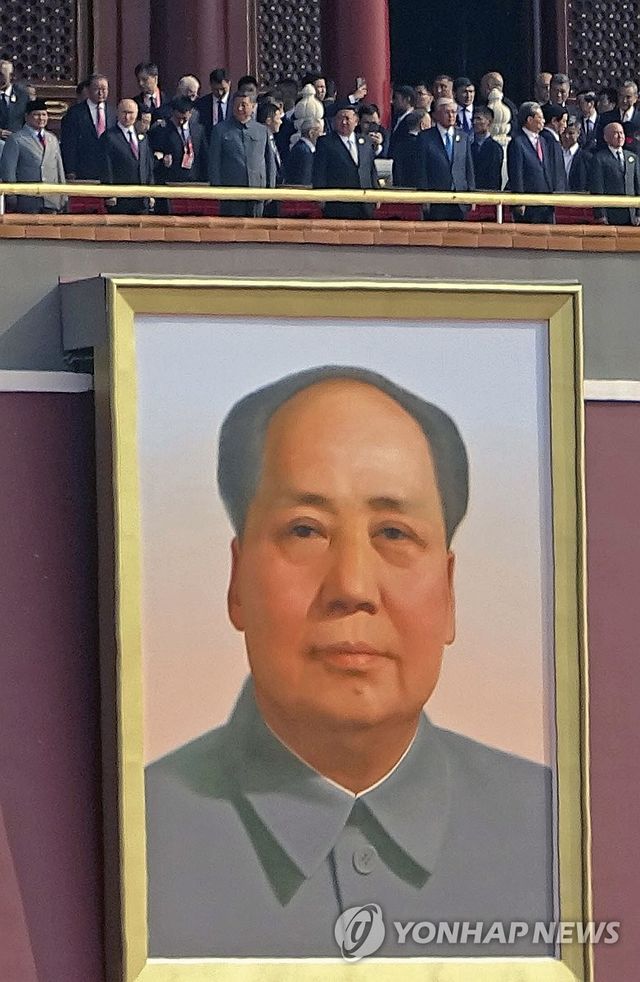 마오쩌둥 초상화 위에 선 푸틴, 시진핑, 김정은
