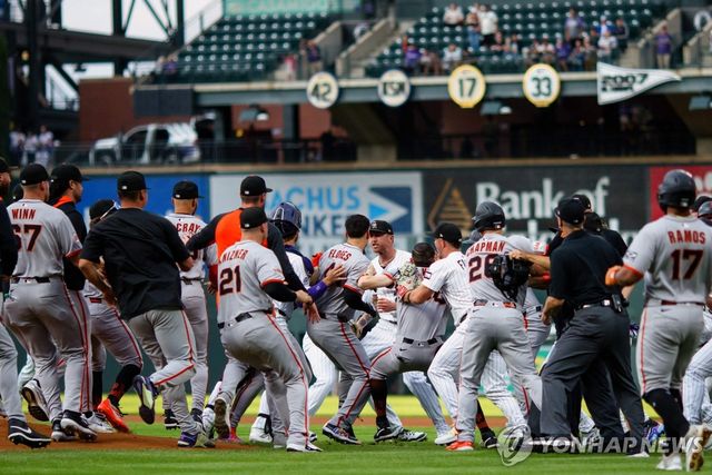 벤치 클리어링 벌이는 샌프란시스코와 콜로라도 선수들