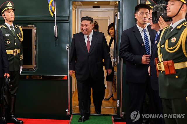 '열병식 참석' 김정은, 베이징 도착…양복차림에 딸 주애도 동행