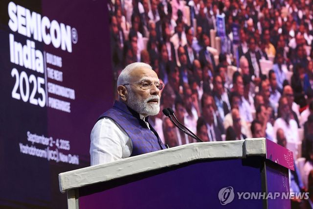 2일 뉴델리서 개최된 반도체 행사서 연설하는 모디 인도 총리