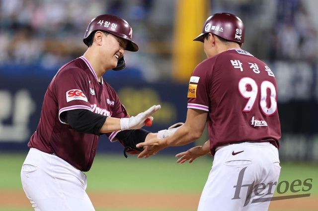 9회 결승 홈런을 터트리고 베이스를 도는 키움 김건희