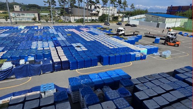 권역별 생수 배부 작업 중인 강릉아레나