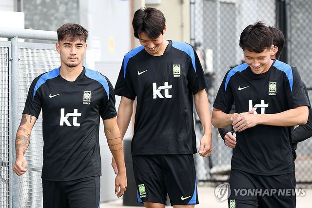 경기장 들어서는 옌스 카스트로프