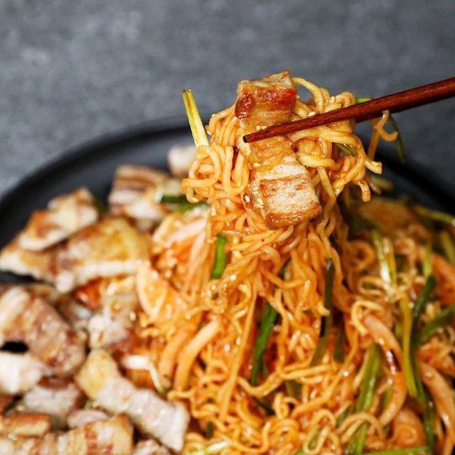 비빔면과 삼겹살 조합