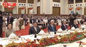 헤드테이블 자리 배치. 왼쪽부터 펑리위안 여사, 김정은 북한 국무위원장, 카심조마르트 토카예프 카자흐스탄 대통령 [중국중앙(CC)TV 캡처. 재판매 및 DB 금지]