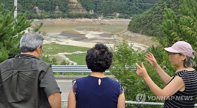 오봉저수지 바라보는 강릉시민들
