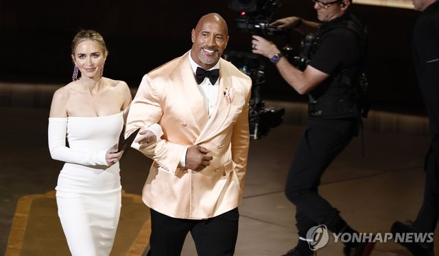 2023년 3월 오스카 시상식에 시상자로 출연했던 드웨인 존슨