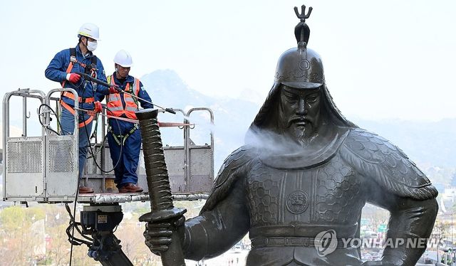 이순신 장군 동상 세척 작업