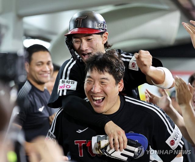 신민재 업은 김현수