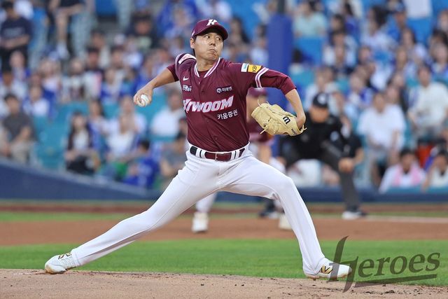 키움 선발 하영민의 힘찬 투구