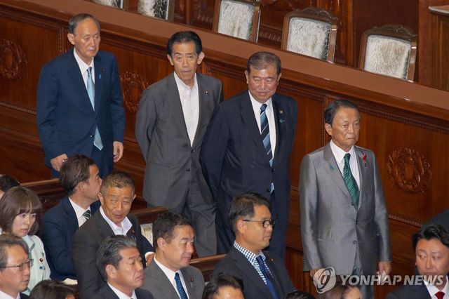 이시바 시게루 총리(왼쪽 세 번째)와 아소 다로 전 총리(왼쪽 네 번째)