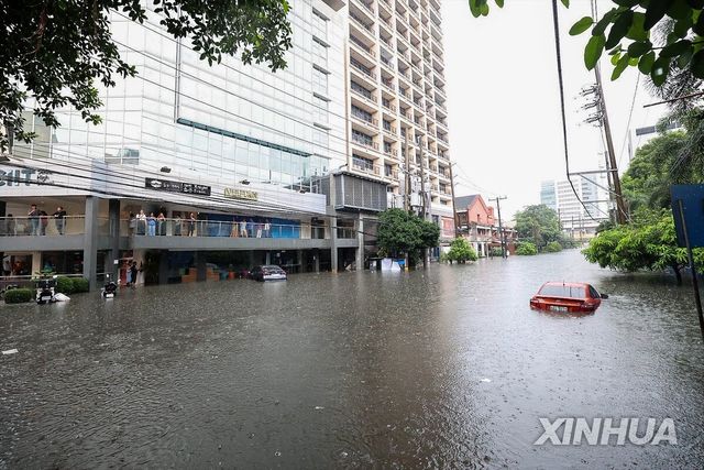 홍수로 잠긴 필리핀 시가지
