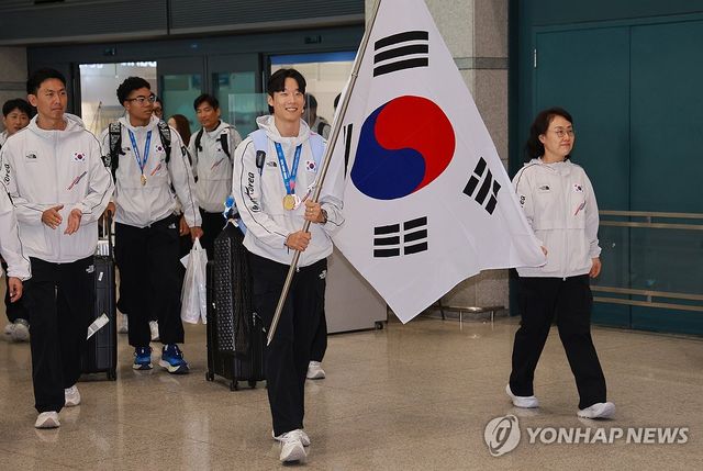 귀국한 하계U대회 육상 남자 계주 400m 대표팀