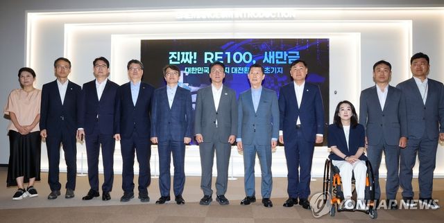 새만금개발청에서 기념 촬영하는 김민석 총리