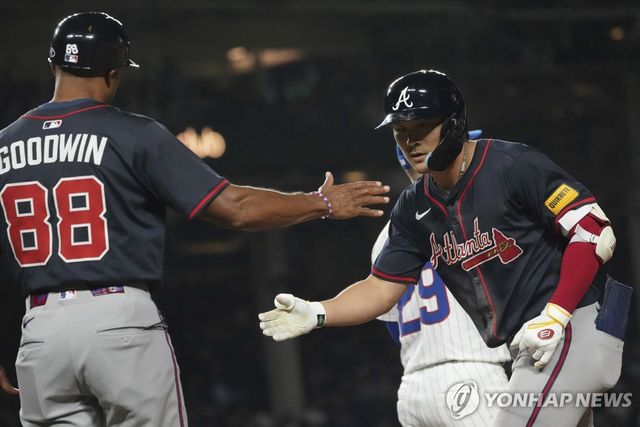하이 파이브 하는 김하성(오른쪽)