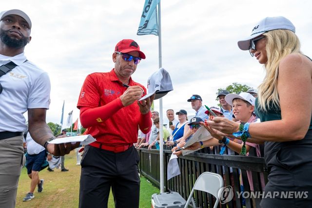 팬들에게 사인해주는 가르시아(가운데)