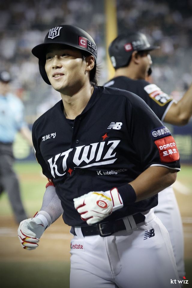 9회말 끝내기 타구를 친 kt 장진혁.