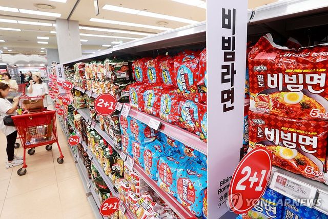 서울 시내 한 대형마트에 진열된 농심 비빔면과 팔도 비빔면[연합뉴스 자료사진]