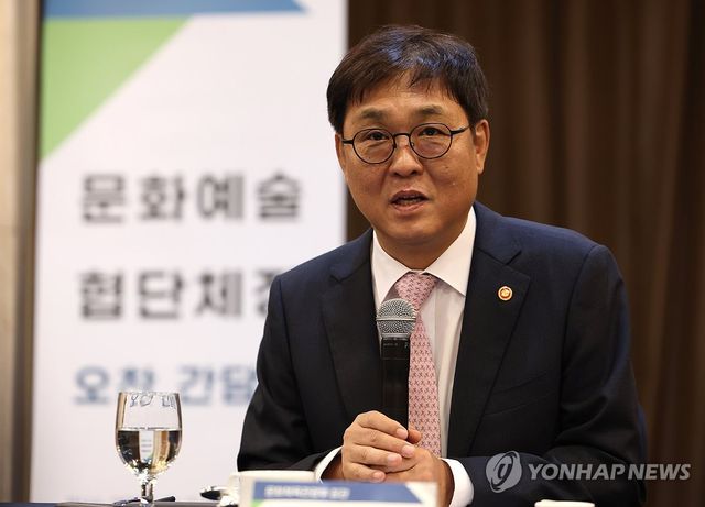 문화예술 협·단체장 오찬 간담회에서 발언하는 최휘영 장관