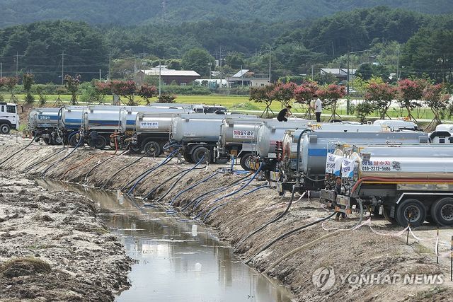 하천 물 담는 살수차들