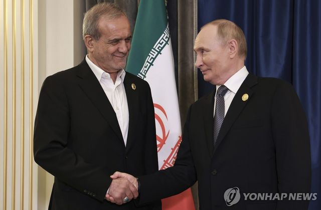 마수드 페제시키안 이란 대통령과 블라디미르 푸틴 러시아 대통령이 지난 1일(현지시간) 중국 톈진에서 열린 상하이협력기구(SCO) 회의장에서 악수하고 있다. [Pool Photo via AP=연합뉴스 자료사진]