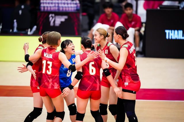 득점 후 기뻐하는 일본 여자배구 대표팀 선수들