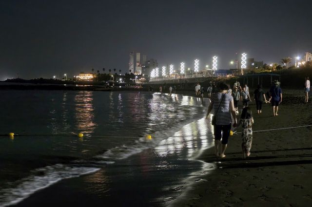 열대야에 해변 걷는 시민들