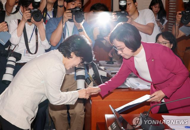 선서문 제출하는 원민경 여가부 장관 후보자