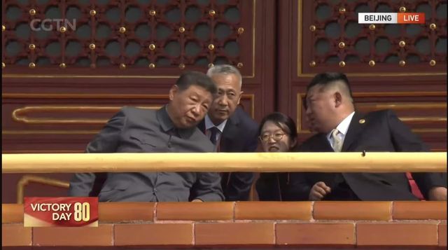 열병식 행사 중 대화하는 시진핑·김정은