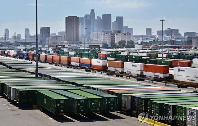 美 LA항에서 옮겨지는 수입 컨테이너들