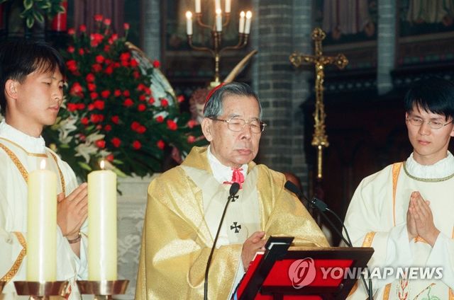 명동성당 축성 100주년 미사 봉헌하는 김수환 추기경(1998년)