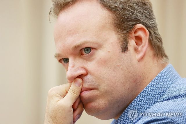 질문 듣는 다비트 라일란트 예술감독