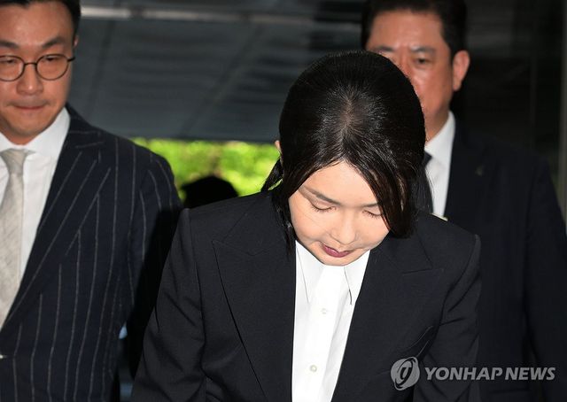 고개 숙인 김건희 여사