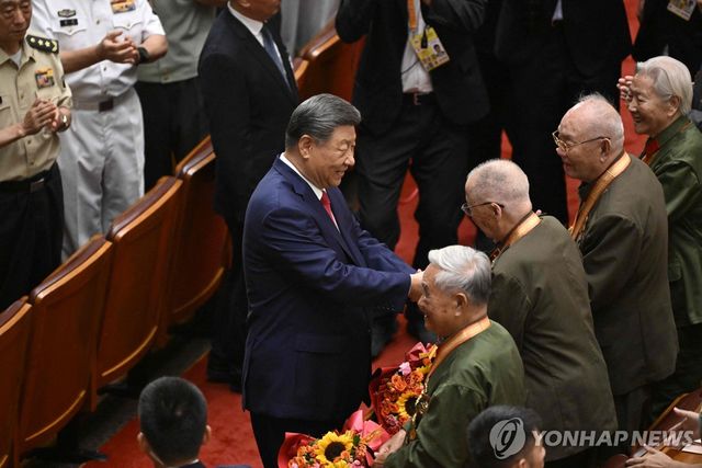 항일전쟁 노병들과 인사하는 시진핑 중국 국가주석