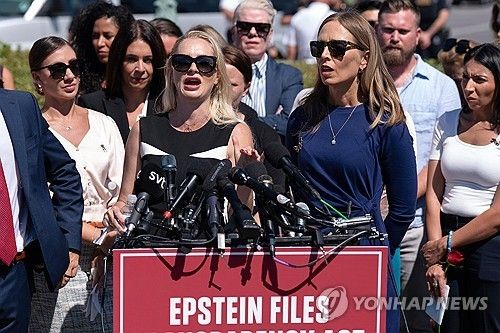 엡스타인 사건 증언하는 피해자들