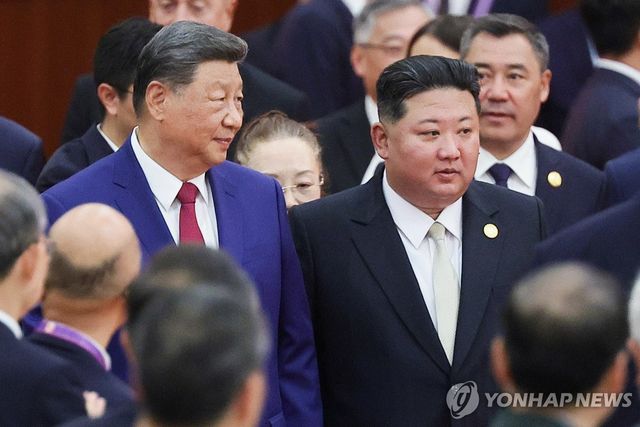 중국 전승절 리셉션 참석한 김정은(오른쪽)