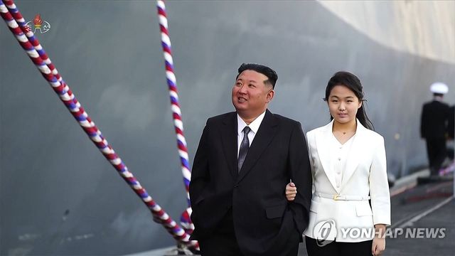지난 4월 남포조선소 찾은 김정은과 딸 주애