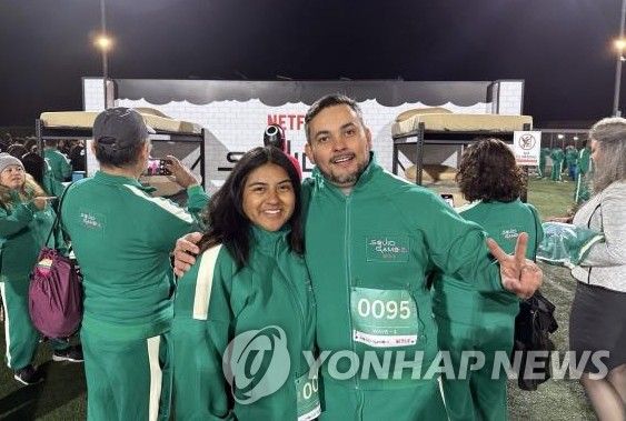 '오징어 게임' LA 팬 이벤트 기념 촬영을 하는 참가자들